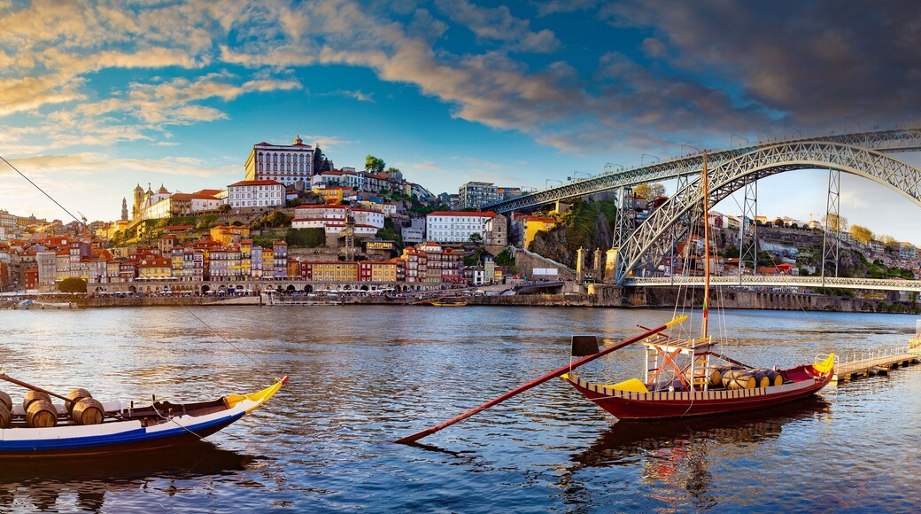Vista panorámica del Viejo Oporto. La ciudad de Oporto y la Ribeira sobre el río Duero desde Vila Nova de Gaia, Portugal.