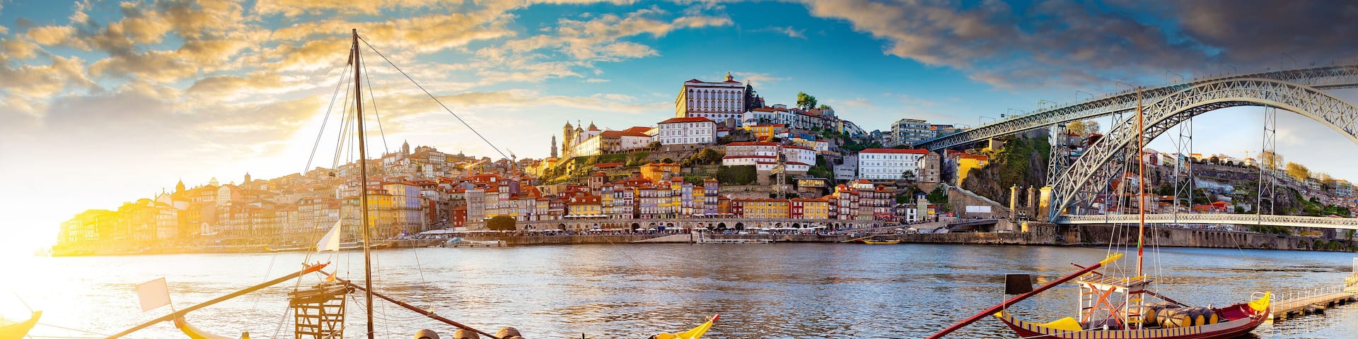 Vista panorámica del Viejo Oporto. La ciudad de Oporto y la Ribeira sobre el río Duero desde Vila Nova de Gaia, Portugal.