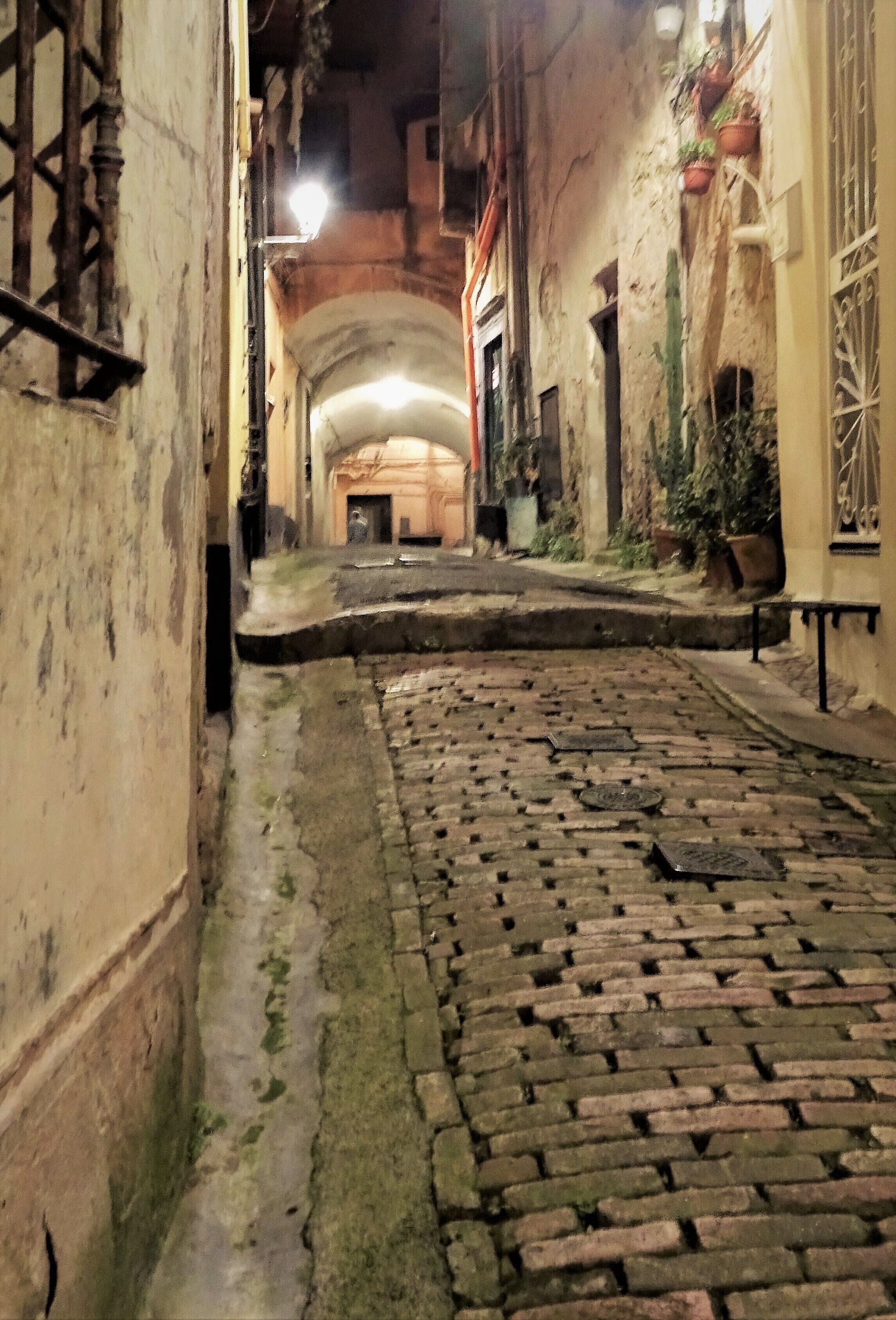 In the labyrinth of alleys of La Pigna (or Città Vecchia) you make a journey through the centuries. The old town was founded as a stronghold around the year 1000 and it was enlarged and strengthened up to the 16th century to protect it from pirates’ attacks.