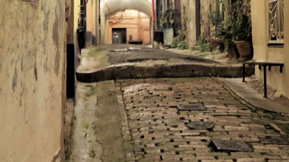 In the labyrinth of alleys of La Pigna (or Città Vecchia) you make a journey through the centuries. The old town was founded as a stronghold around the year 1000 and it was enlarged and strengthened up to the 16th century to protect it from pirates’ attacks.