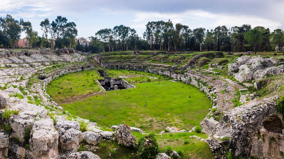 Syracuse, panoramic phot of the Roman Amphitheatre at Syracuse (Siracusa), UNESCO World Heritage Site, Sicily, Italy, Europe