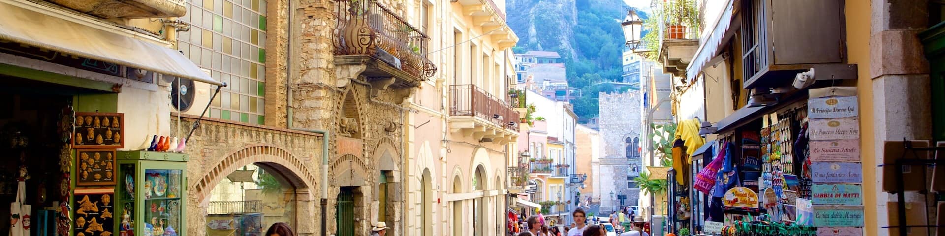 Messina featuring street scenes as well as a large group of people