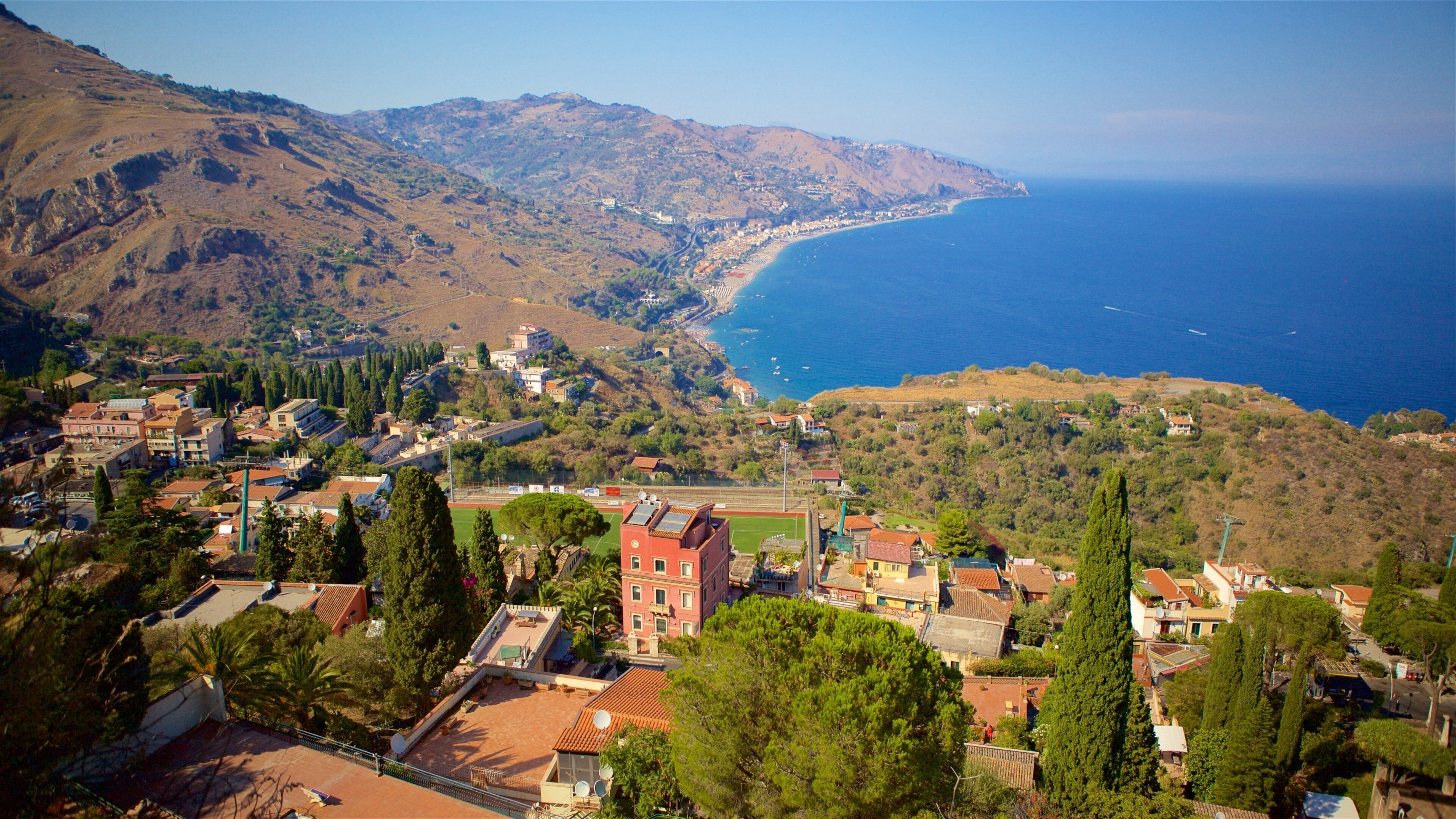 Taormina caracterizando uma cidade litorânea, paisagem e paisagens litorâneas