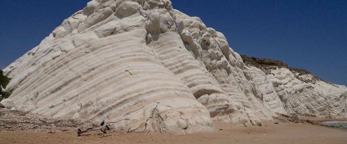 A calm and peaceful place. Close to Agrigento, this beach give us a wonderful landscape to the rock.
We can take a piece of dry mud and moisten it in the sea. Then you should try this incredible mud bath !!
As a result, your skin will be smooth and you’ll rejuvenate 😉
#nature