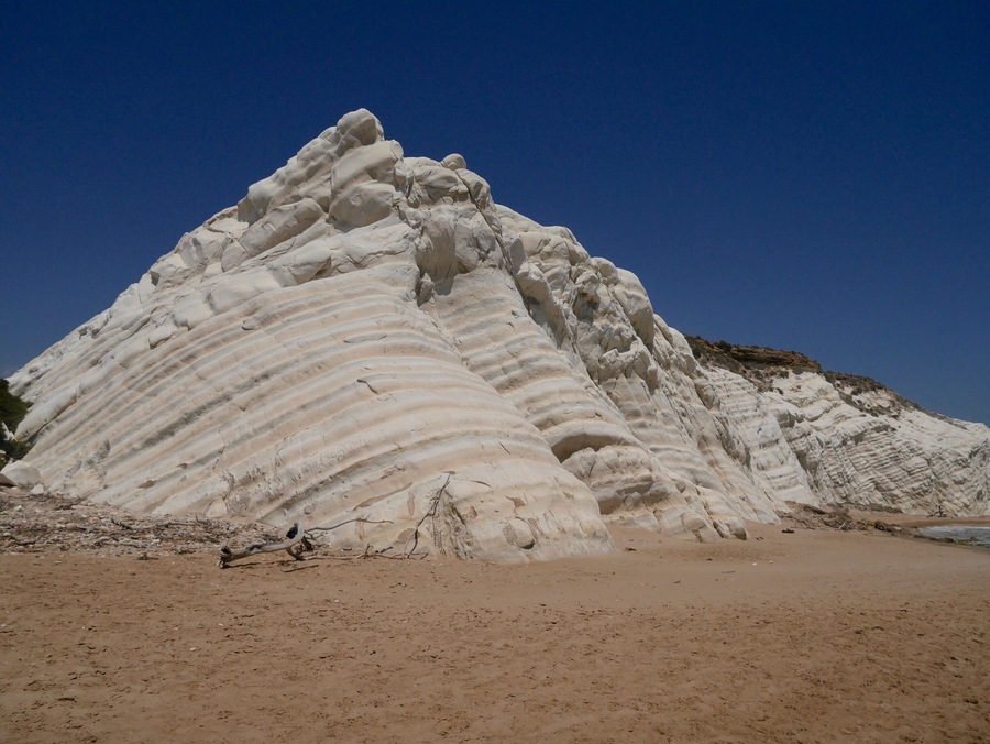 A calm and peaceful place. Close to Agrigento, this beach give us a wonderful landscape to the rock.
We can take a piece of dry mud and moisten it in the sea. Then you should try this incredible mud bath !!
As a result, your skin will be smooth and you’ll rejuvenate 😉
#nature