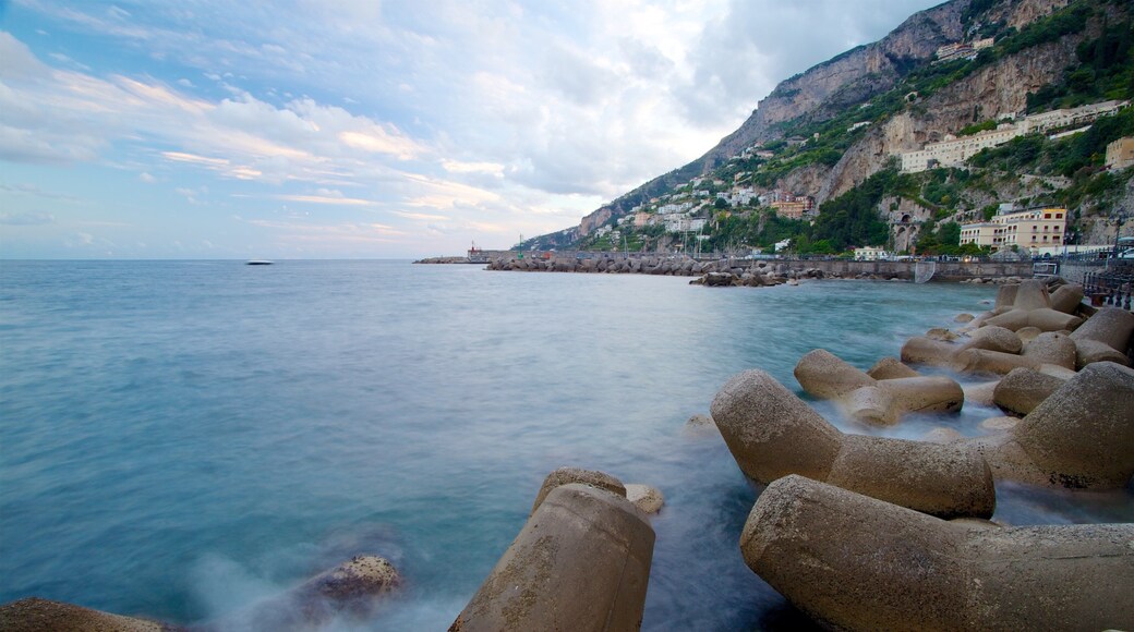 Amalfi showing rocky coastline