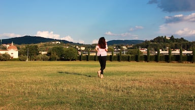 Ragazza che corre in un prato, Bagno a Ripoli, Firenze