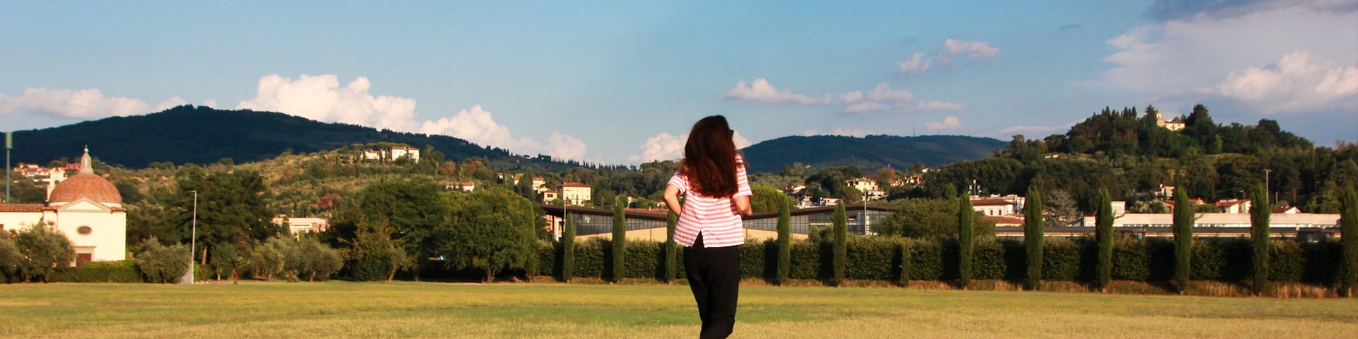 Ragazza che corre in un prato, Bagno a Ripoli, Firenze