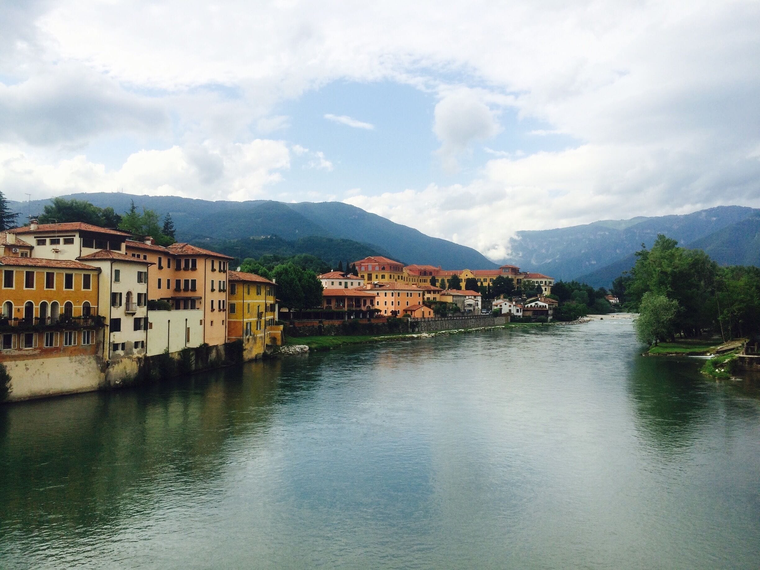 A fascinating view when taking some snaps if you are standing within the historic Ponte de Alpini in Bassano del Grappa the Brenta river.
#brentariver
#bassanodelgrappa