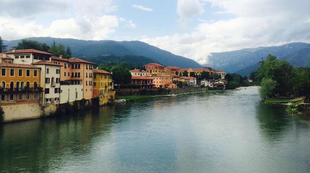 A fascinating view when taking some snaps if you are standing within the historic Ponte de Alpini in Bassano del Grappa the Brenta river.
#brentariver
#bassanodelgrappa
