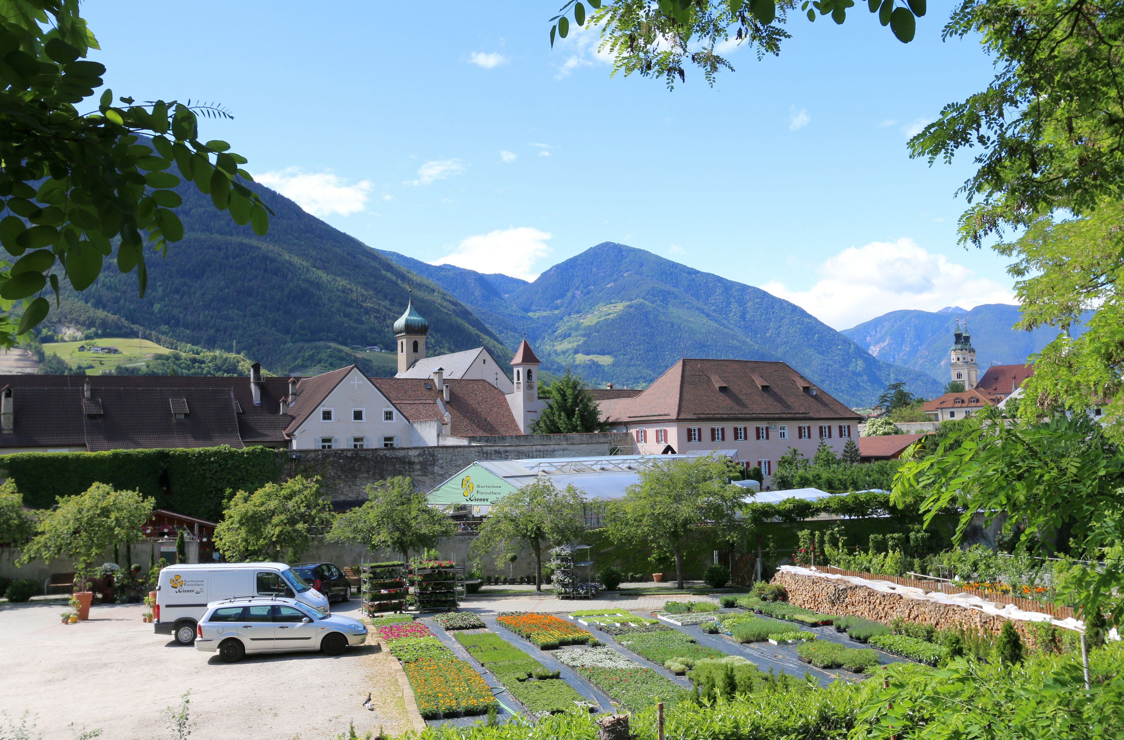 Brixen, Südtirol (von links nach rechts): Klarissenkloster, St. Elisabeth, Franziskanerkloster, im Hintergrund der Dom