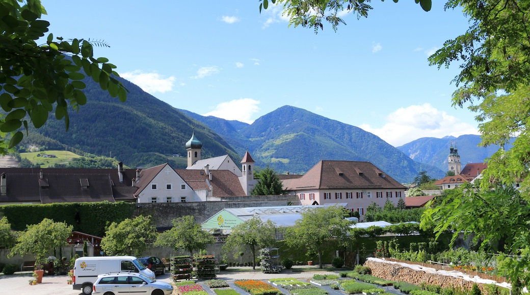 Brixen, Südtirol (von links nach rechts): Klarissenkloster, St. Elisabeth, Franziskanerkloster, im Hintergrund der Dom