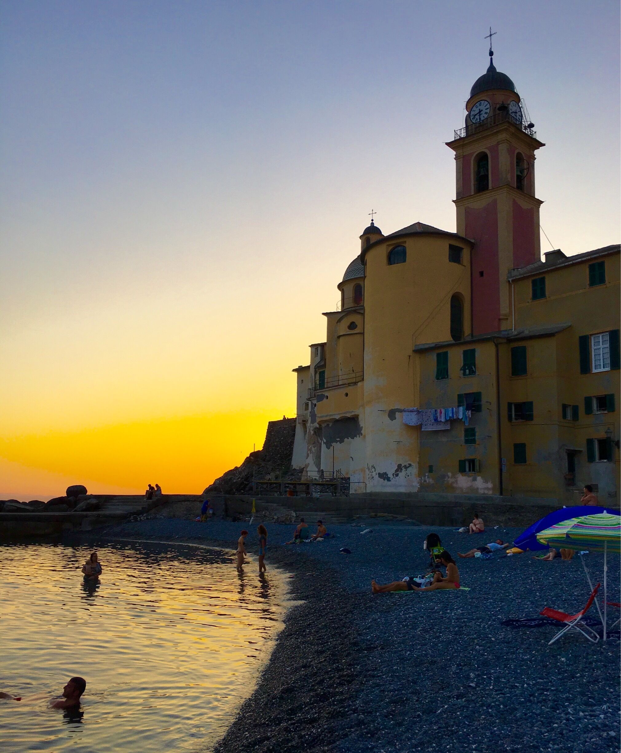 Taking an evening bath at the black beach of Camogli, Liguria
#AquaTrove
