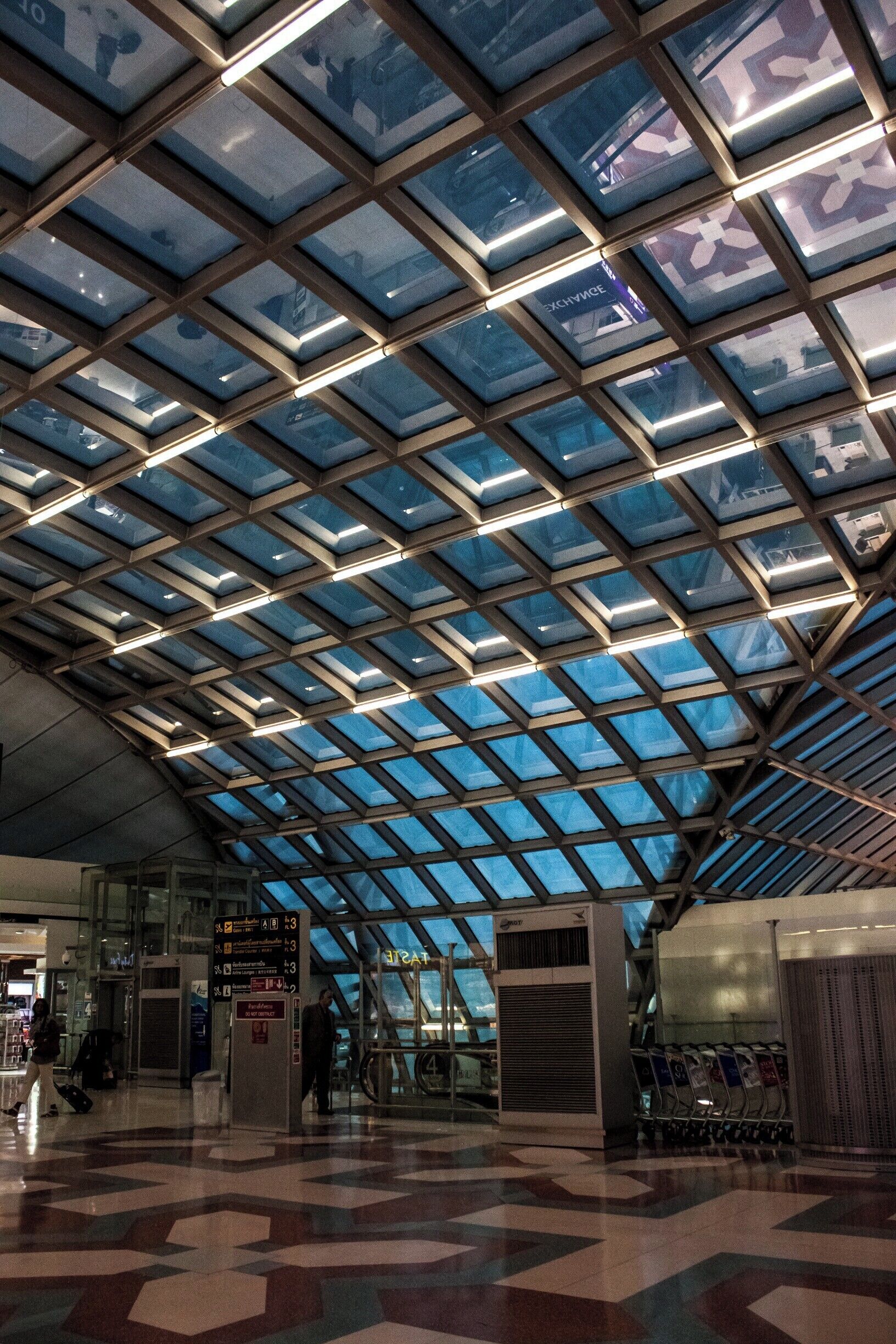 Crossing in transition, a beautiful glass overlaying wall and ceiling. What better place to see the break of dawn?
#StunningStructures