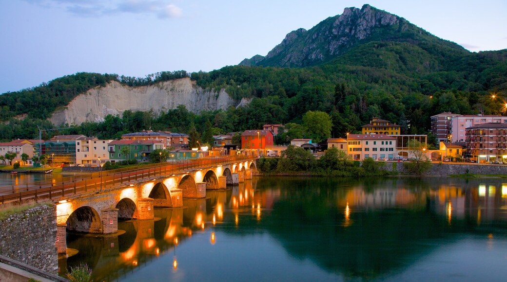 Lecco som viser nattbilder, fjell og bro