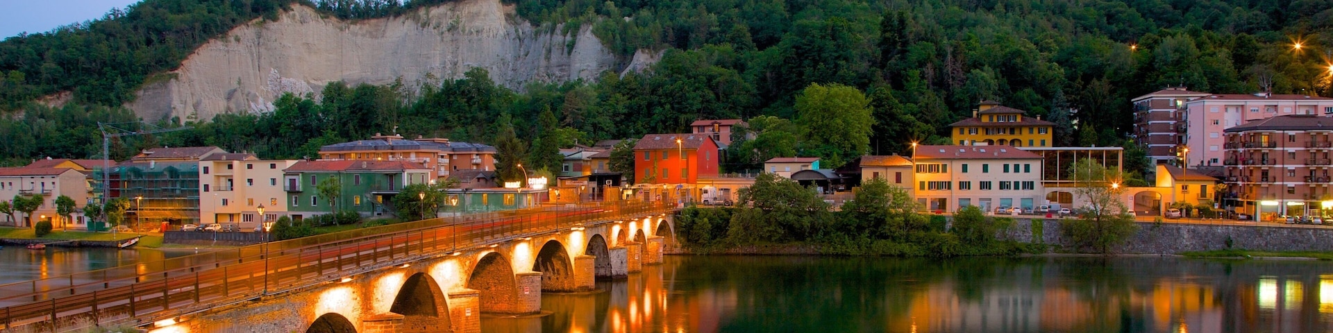 Lecco mostrando escenas de noche, un puente y montañas