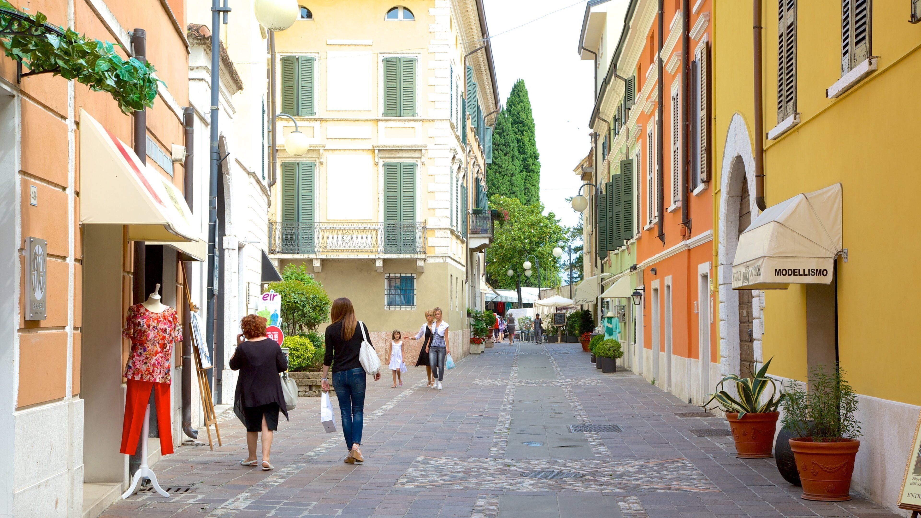 Desenzano del Garda que incluye escenas urbanas y también un pequeño grupo de personas
