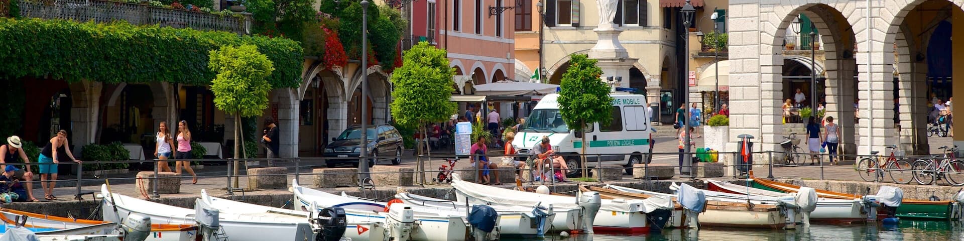 Desenzano del Garda montrant navigation, vues littorales et baie ou port