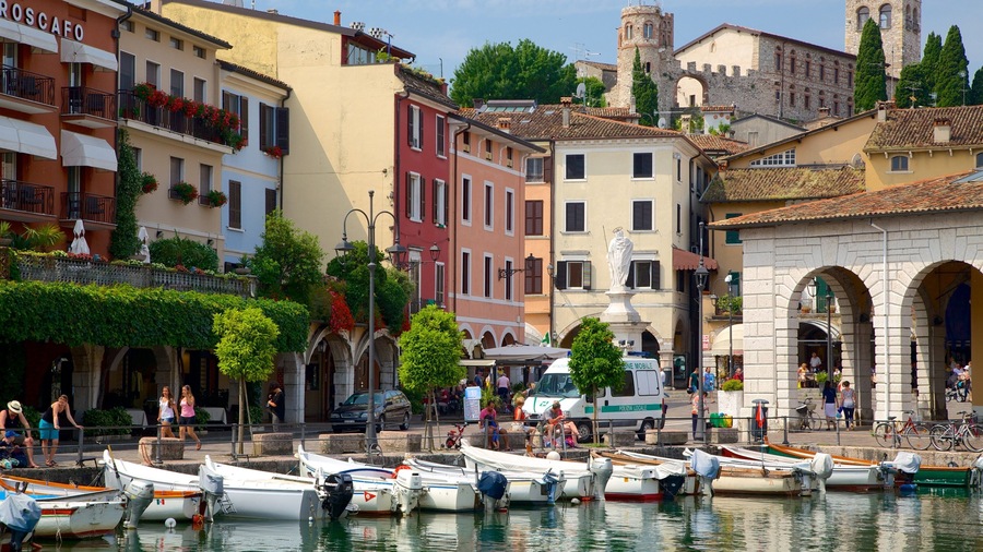 Desenzano del Garda que inclui paisagens litorâneas, canoagem e cenas de rua