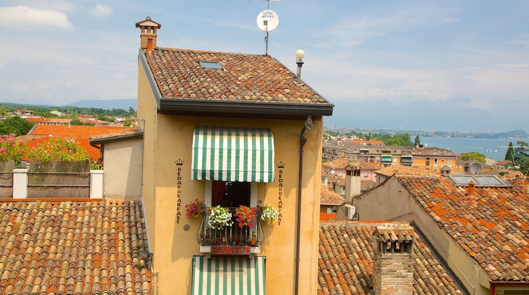 Desenzano del Garda que incluye una casa