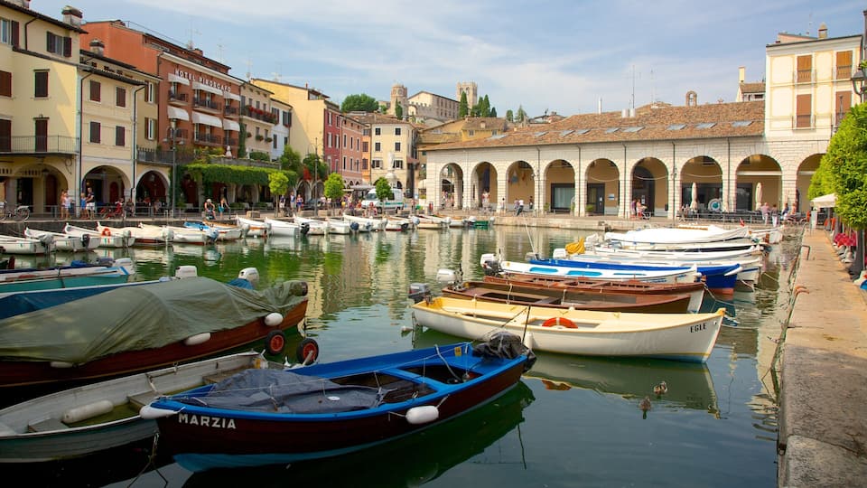 Desenzano del Garda mettant en vedette vues littorales, marina et navigation