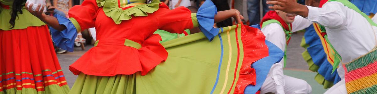 Cumbia colombiana en un festival de calle