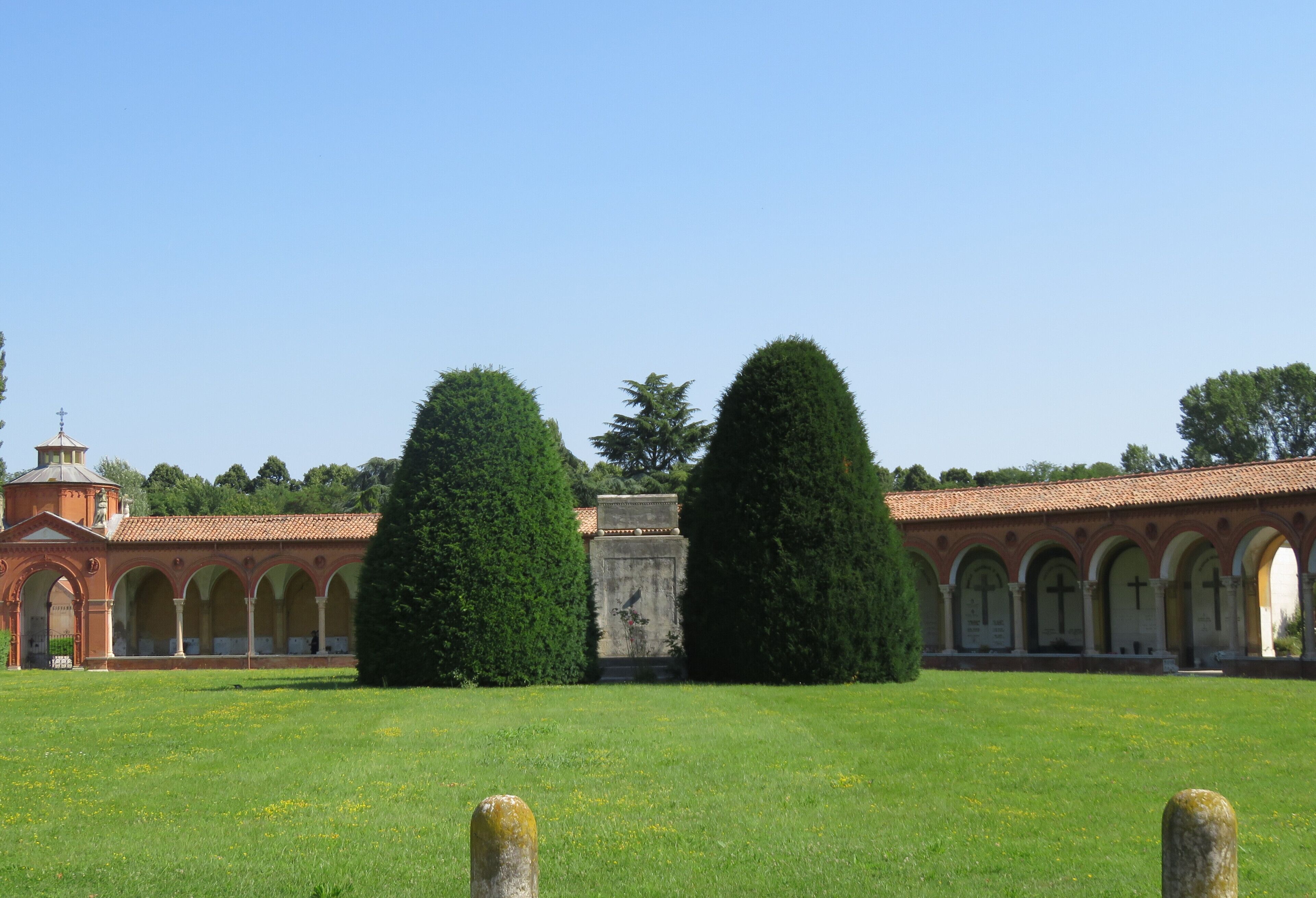 tombe sul prato anteriore della Certosa monumentale di Ferrara