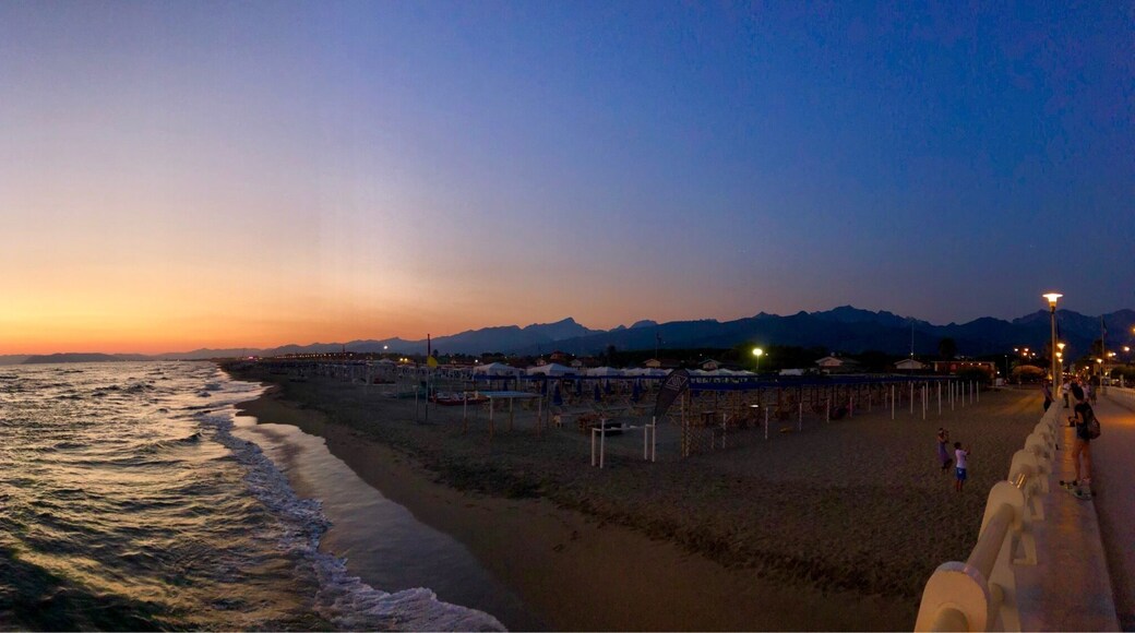 Forte dei Marmi, Italy 🇮🇹
Forte dei Marmi is a cute little beach town situated on the Tuscan coast. The sea isn’t anything spectacular but the town is known for being THE place to be for celebs, so don’t get mindblown by the prices for food and shops.
#fortedeimarmi #beach #sea #tuscany #italy #goldenhour