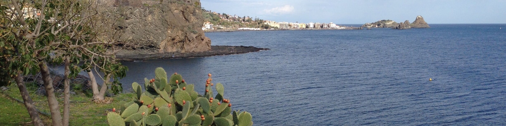 Panorama visto da acicastello, dove sulla destra si possono notare le pietre lanciate da Polifemo all'indirizzo di Ulisse che scappava dopo averlo accecato.