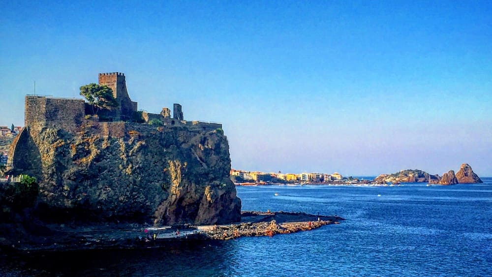 Une fortification côtière offrant une vue dégagée sur la mer environnante et les îles lointaines.