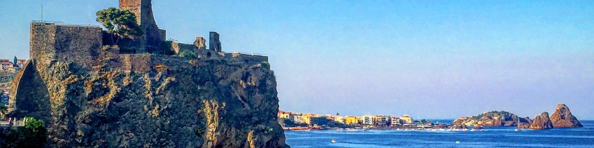 Una fortificación costera con vistas despejadas del mar circundante y las islas lejanas.
