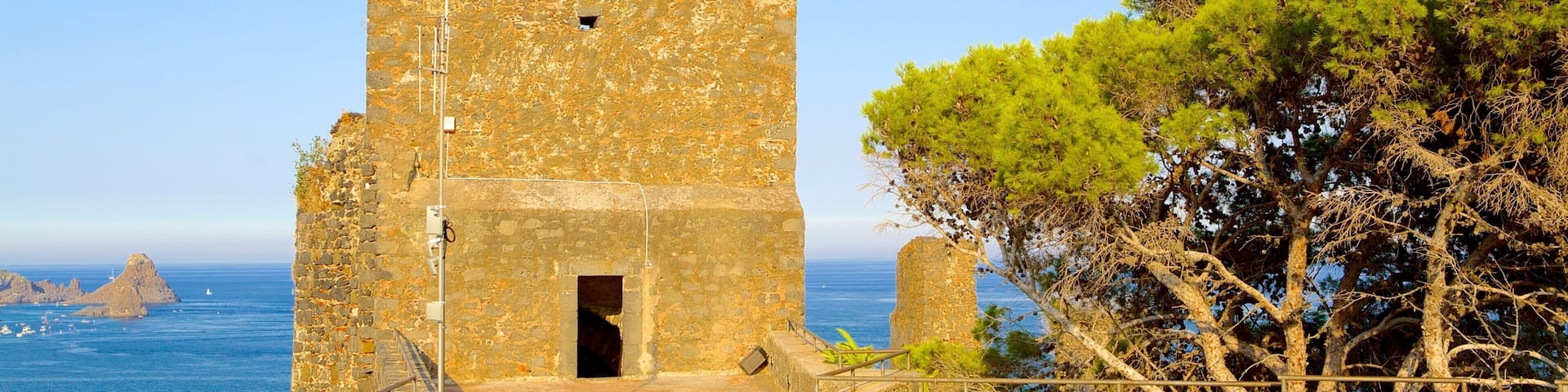 Aci Castello which includes a castle and heritage architecture