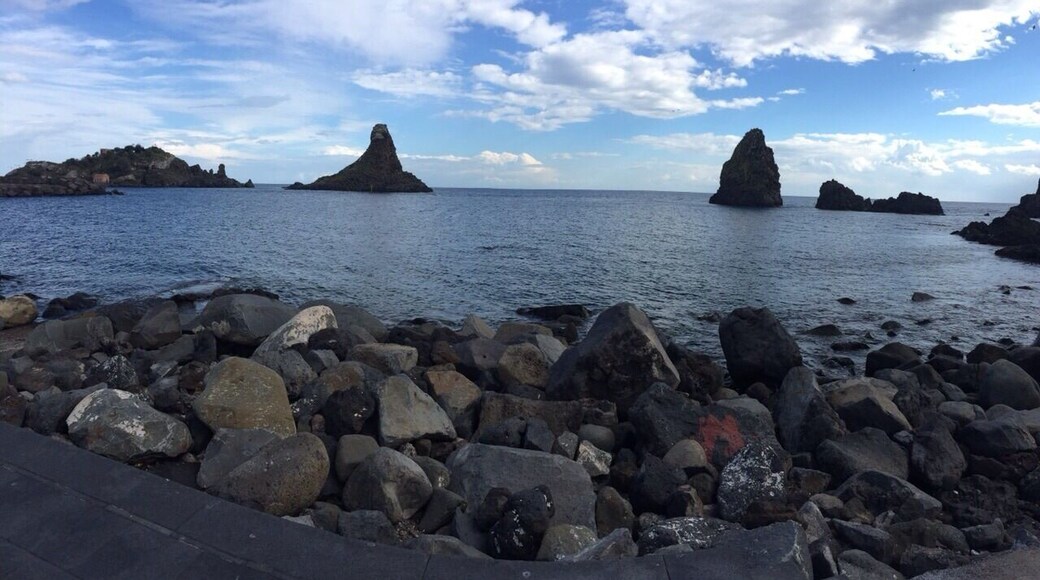Una leggenda narra che Polifemo, dopo essere stato accecato, lancio quelle pietre nel tentativo di uccidere Ulisse che stava allontanandosi con la nave