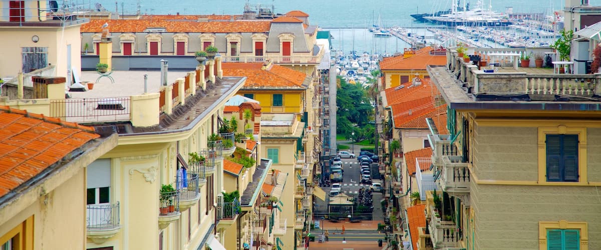 La Spezia showing a coastal town and boating