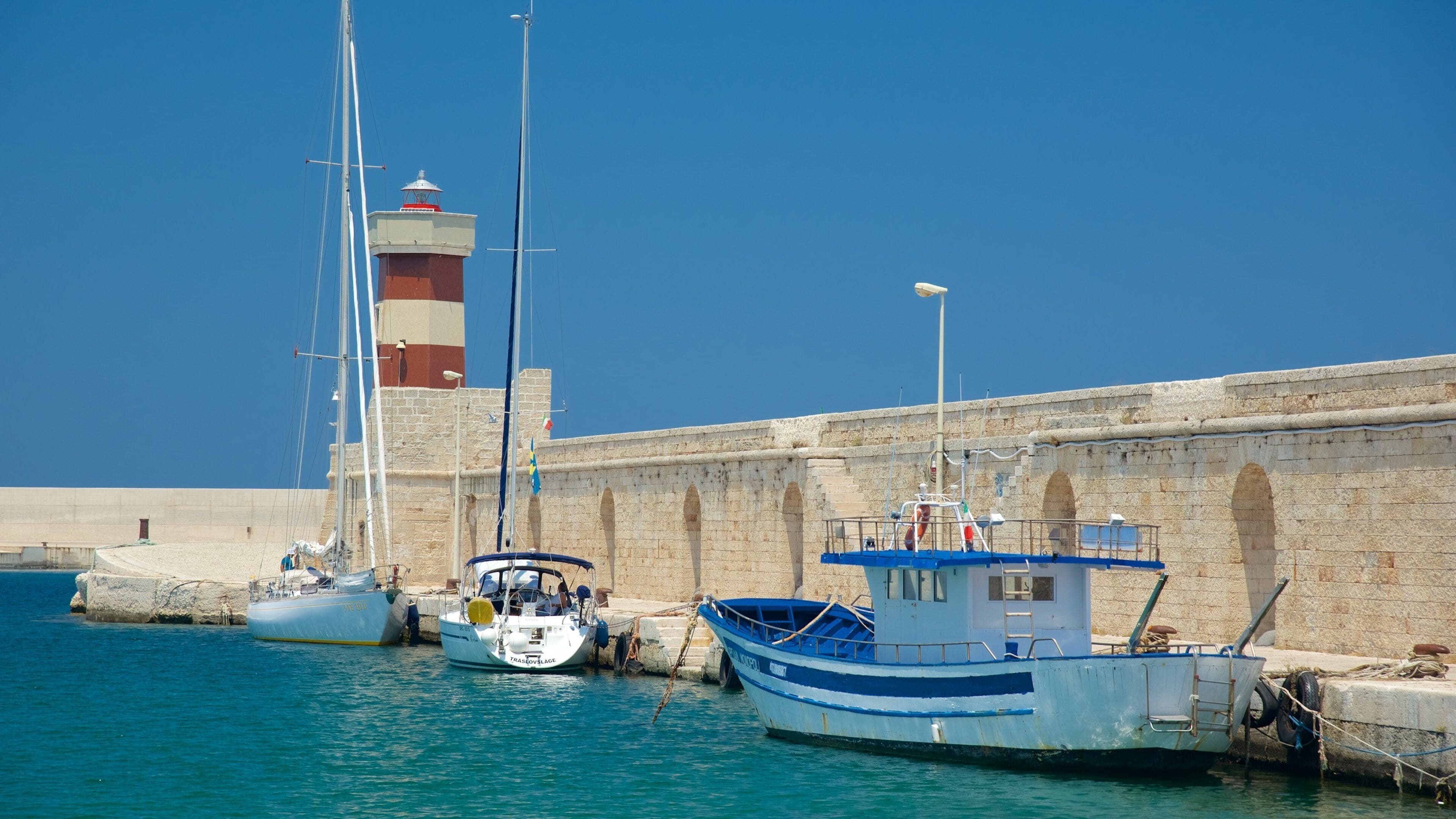 Monopoli welches beinhaltet allgemeine Küstenansicht