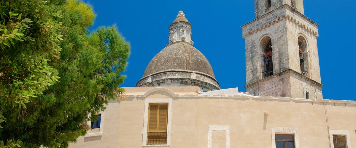 Monopoli mostrando arquitetura de patrimônio