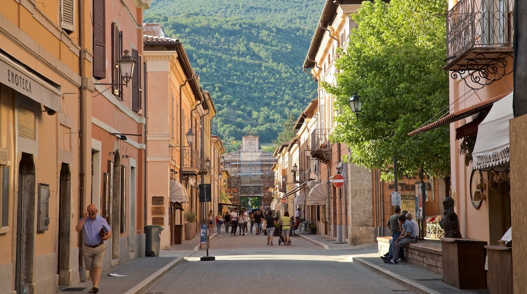 Norcia que incluye escenas cotidianas y también un grupo pequeño de personas