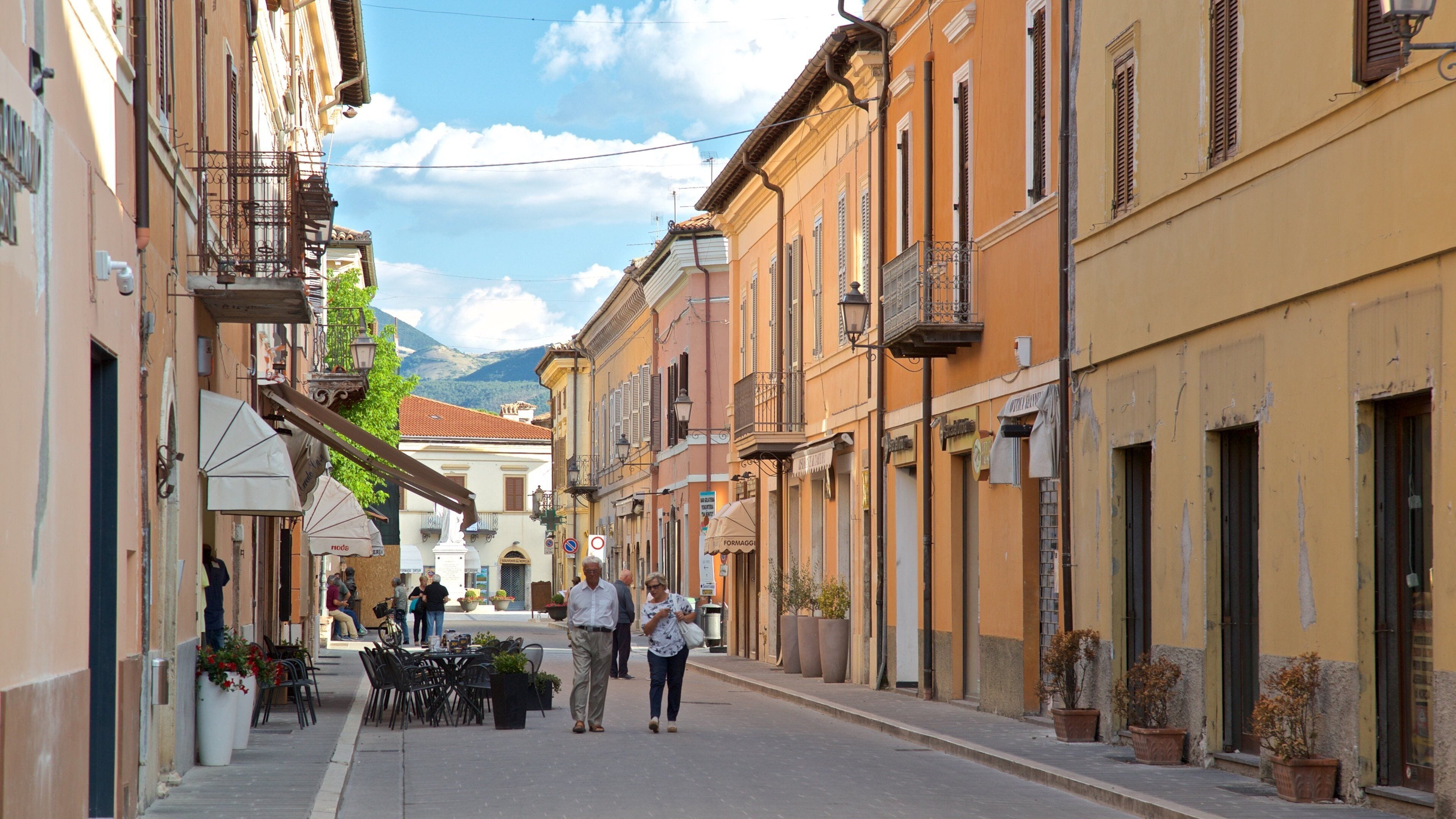 諾爾察 其中包括 街道景色 以及 一對夫婦