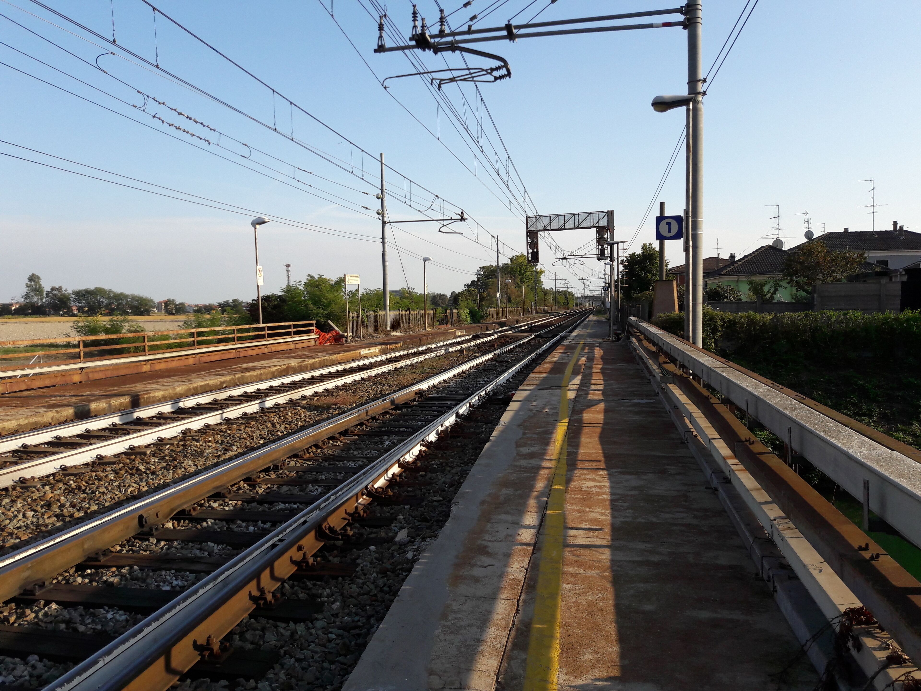 Stazione lato binari, in direzione Novara.