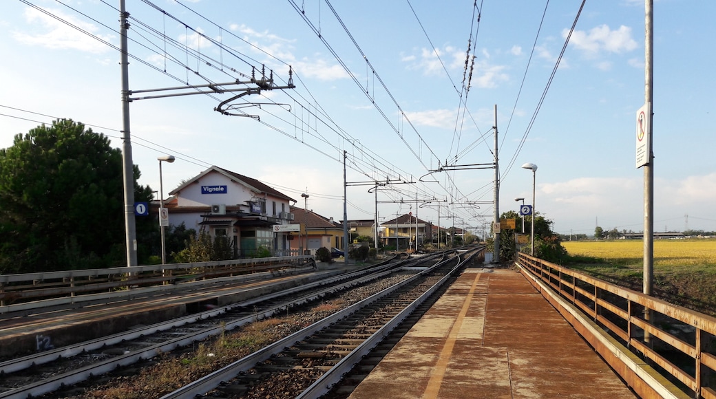 Stazione lato binari, in direzione Varallo, Domodossola e Arona.