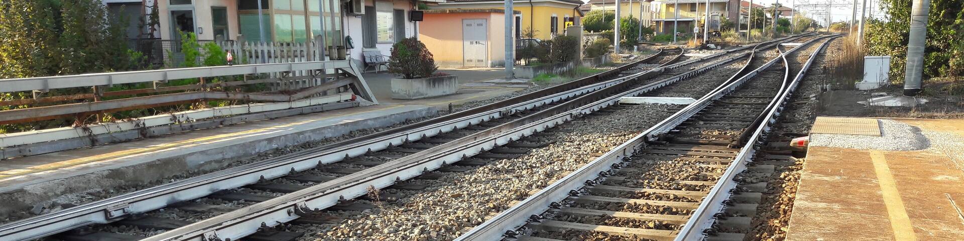 I deviatoi in uscita dalla stazione lato nord. Da essi si diramano le linee per Varallo Sesia (a sinistra), Domodossola (al centro) e Arona (a destra).
