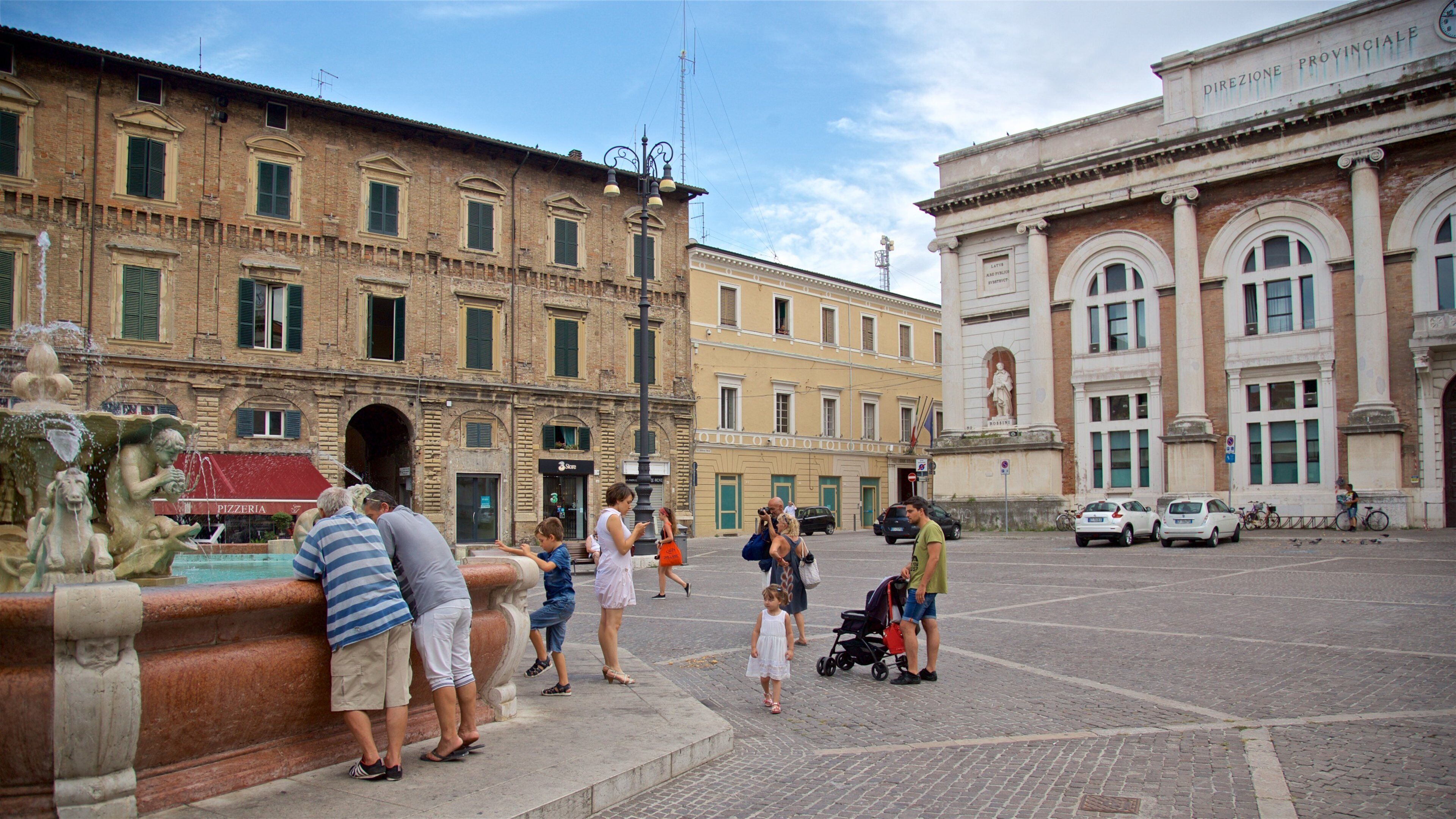 Pesaro toont een fontein, straten en een plein