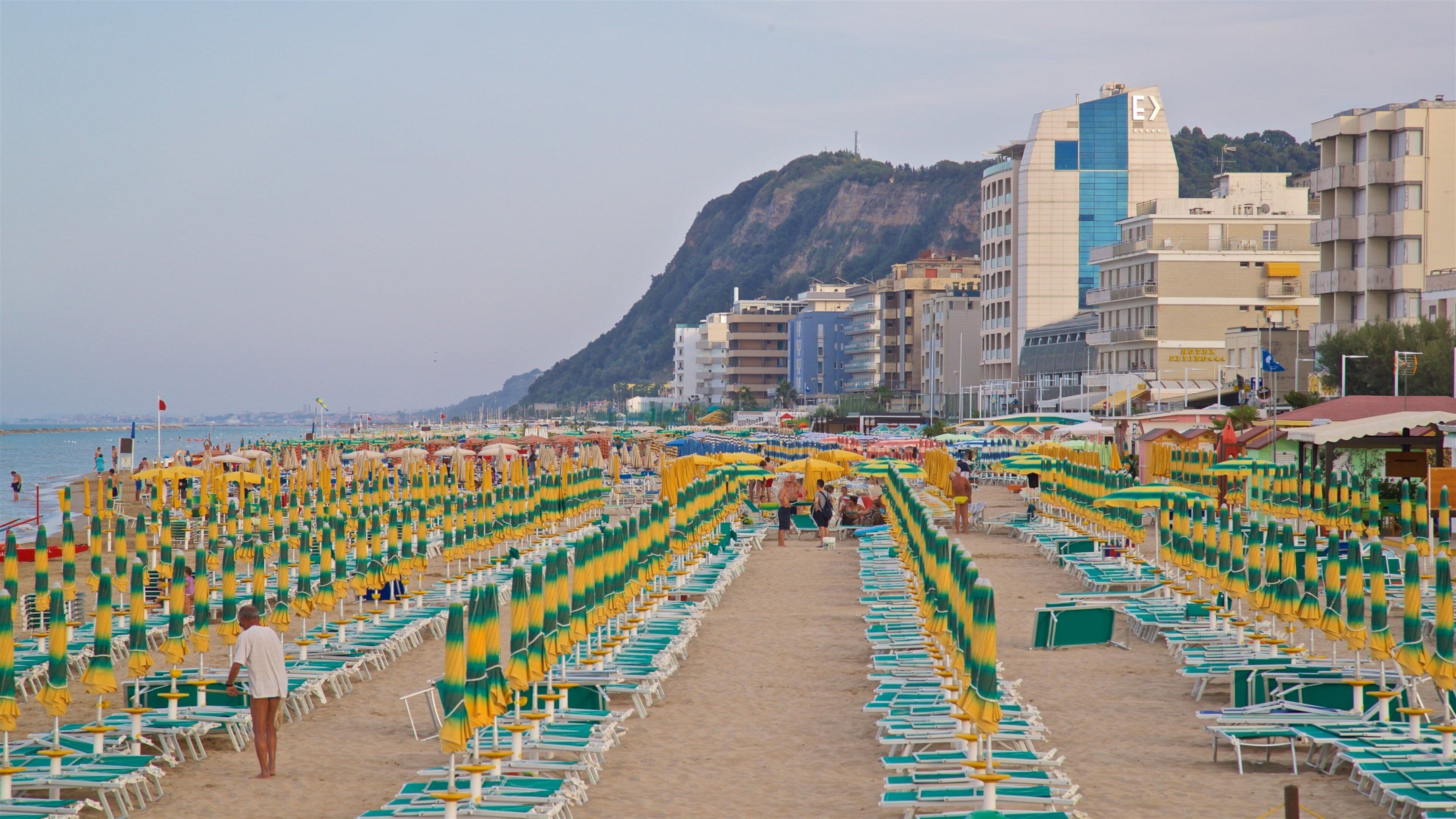 Pesaro som inkluderar en sandstrand, kustutsikter och en kuststad