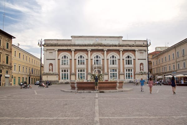 Pesaro das einen Straßenszenen, Platz oder Plaza und Springbrunnen