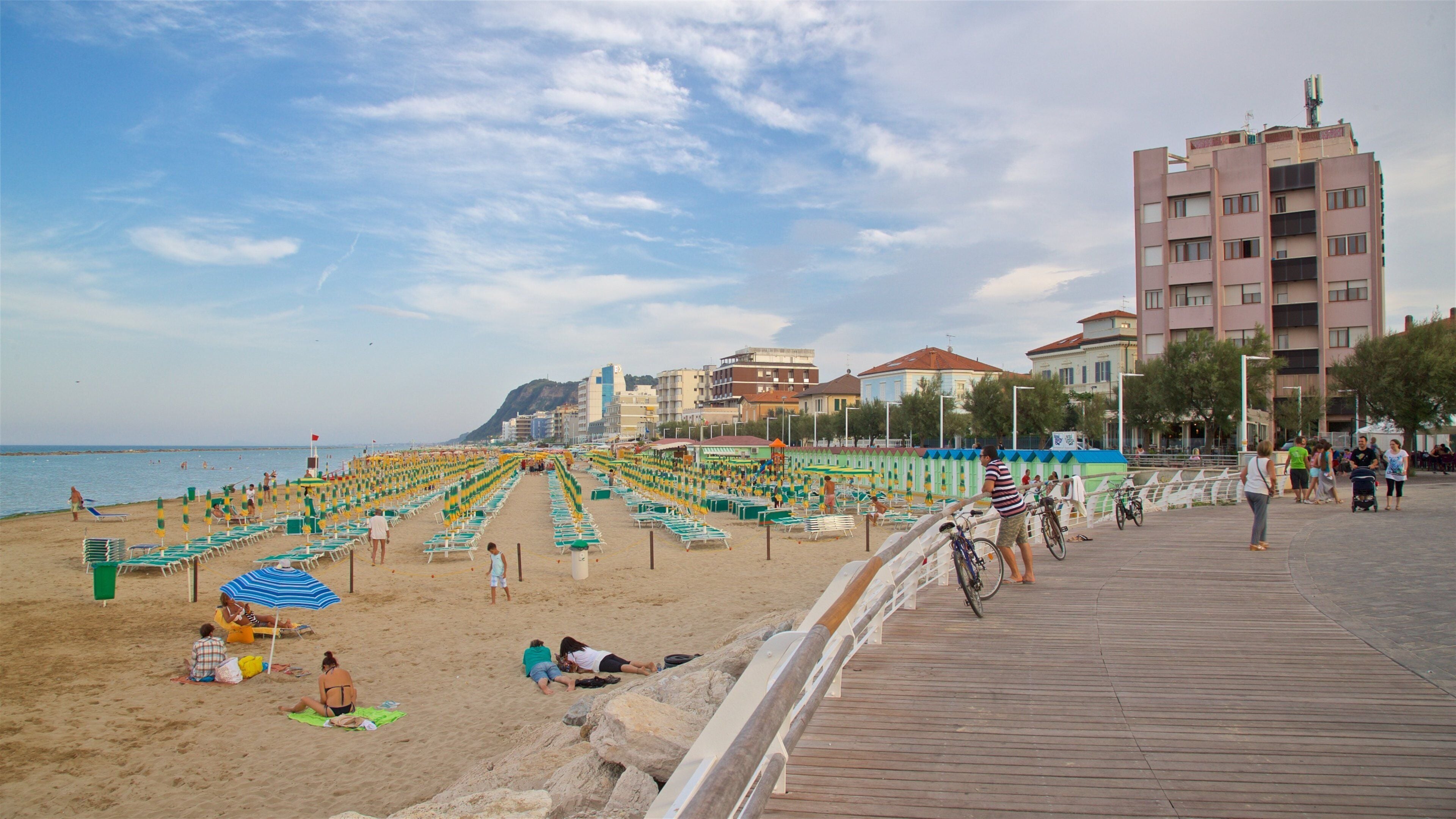 Pesaro mostrando spiaggia, vista della costa e località costiera