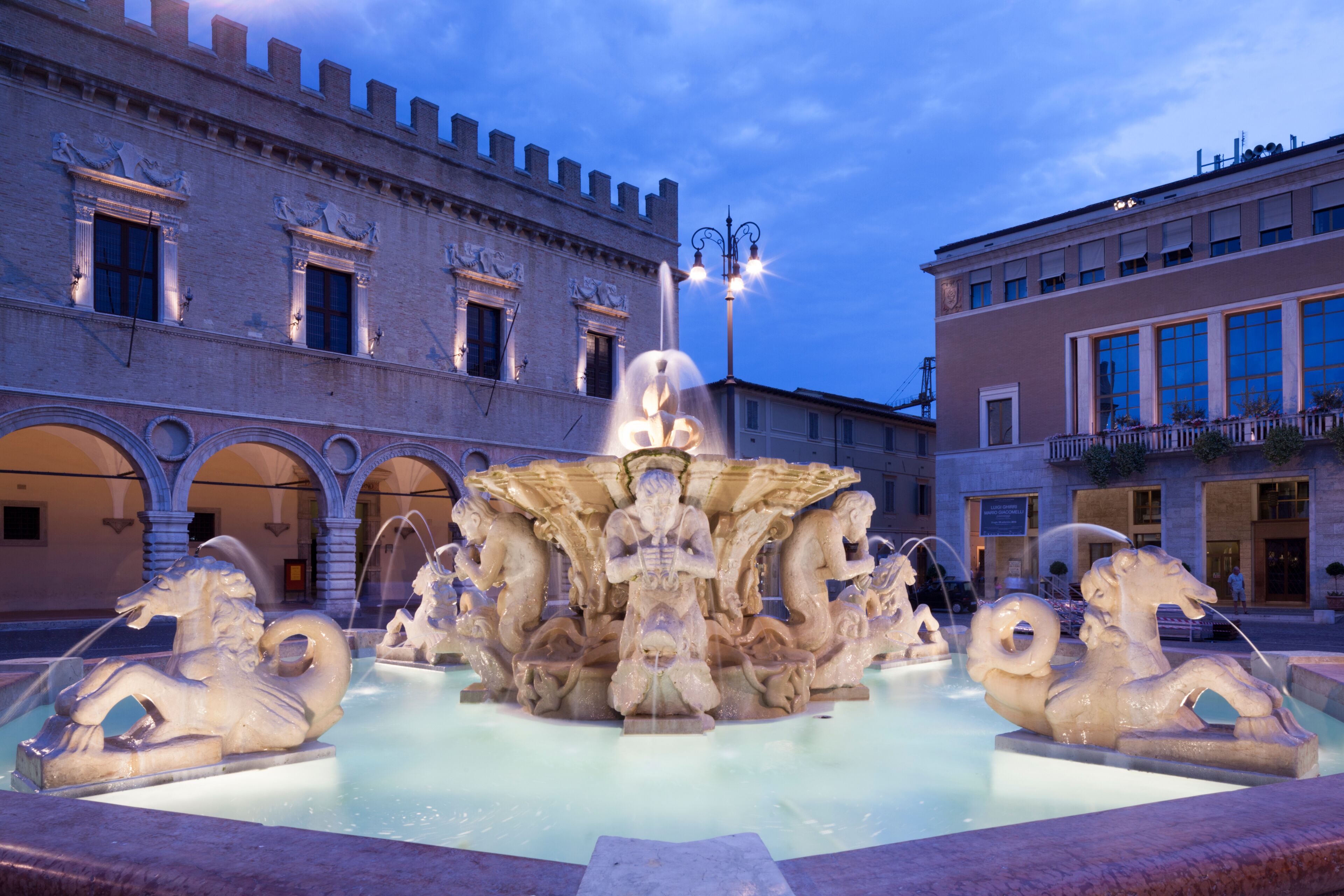 Fontana Piazza del Popolo a Pesaro