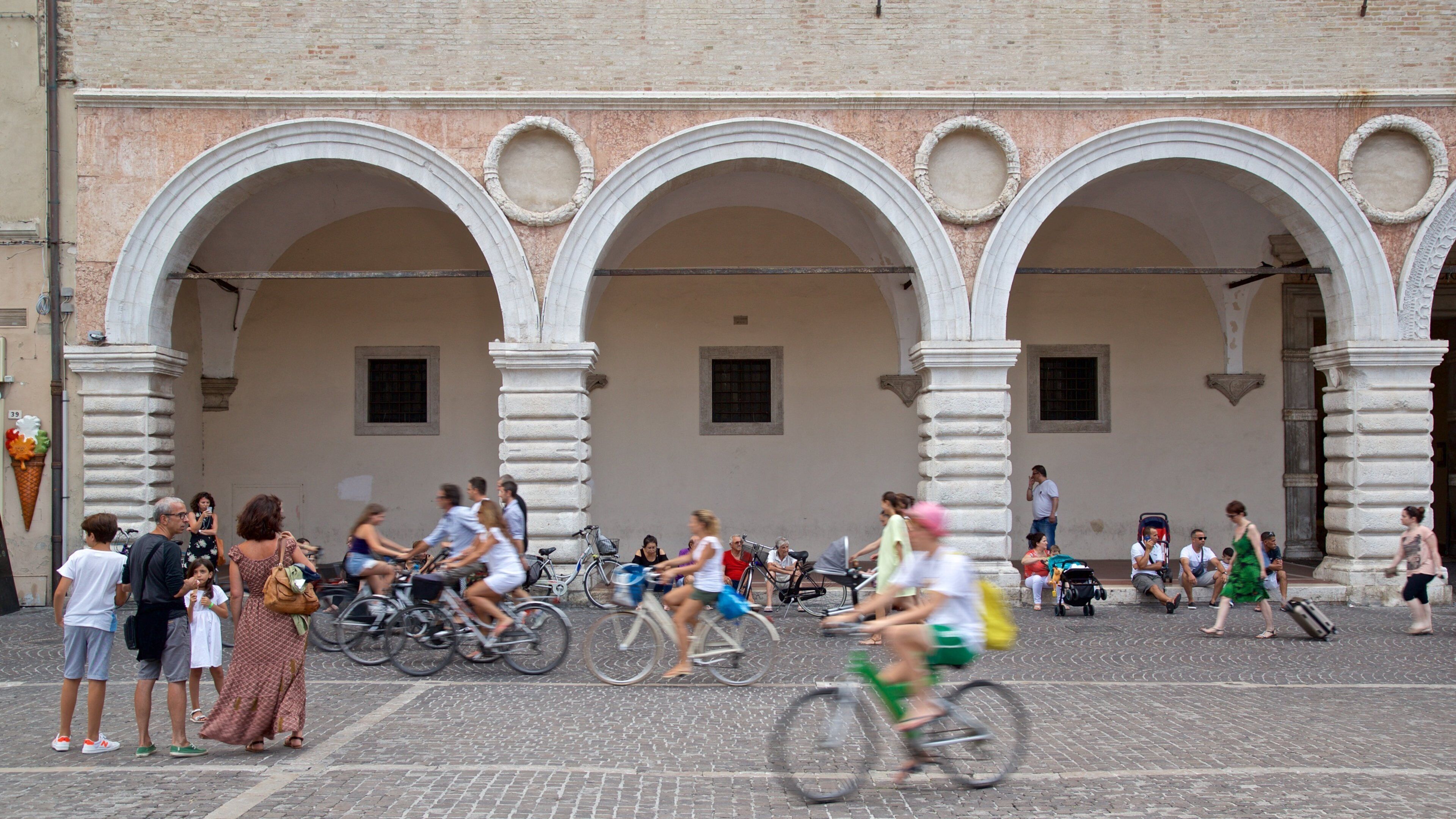 Pesaro có tính năng cảnh đường phố và đạp xe cũng như nhóm nhỏ