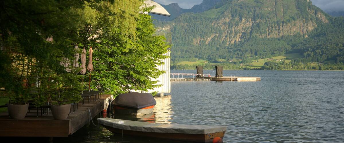 Sankt Wolfgang im Salzkammergut trong đó bao gồm những ngọn núi, hồ nước và cảnh thanh bình