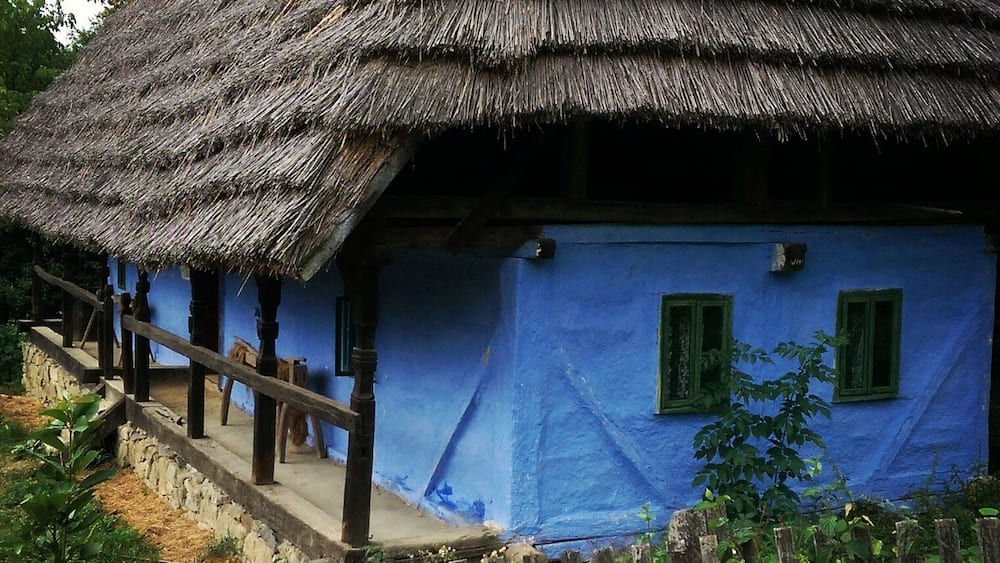 Beautiful small cob house at the ethnographic museum in #baiamare #folk #art #traditional #maramuresplaicuflori #maramures #romania
