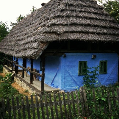 Beautiful small cob house at the ethnographic museum in #baiamare #folk #art #traditional #maramuresplaicuflori #maramures #romania